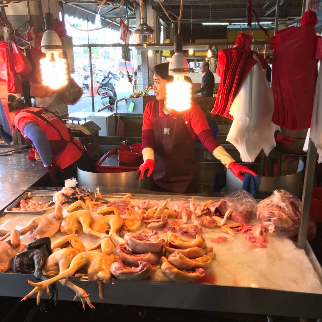 重慶市場での朝食