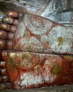 スリランカ。巨石の洞窟に作られたダンブッラの石窟寺院。
独特の時間が流れている風光明媚な場所です。
#ダンブッラ石窟寺院
#黄金寺院
#世界遺産
#スリランカ
#loveandtravelpink