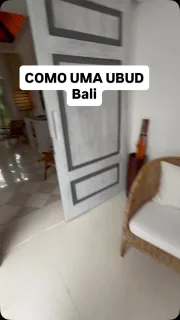 バリ島ウブドにあるホテル　コモ・ウマ・ウブド。老舗ホテルを感じさせない映えるデザインは，日本人デザイナーによるもの。
ベッドルームとバスルームがシンメトリーに分かれた100平米のプールスイートは昨今の新ホテルの同カテゴリーより実はコスパ良し。もちろんプール付。
ウマ・ウブドの食事は何を食べても何を食べても美味。
繁華街から車で10分強。外部からレストランだけに立ち寄ってもOK。目にも味も美味。
#comoumaubud 
#loveandtravelpink