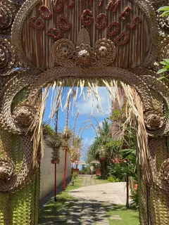 バリ島スミニャックのデサポテトベッドホテル。元が老舗のビーチクラブなのでさぞかし騒がしいと思いきや、いやいや「ちょっぴり遊び好き」な大人なリゾートホテルで驚いた。
昼間は落ち着いたカフェスペースにもしっかりしたDJブースがあら、ウッドベースの各ゲストルームには自分のオリジナルカクテルが作れるセット（レシピ付）の「遊び」がありつつ、造りは落ち着いたデラックス仕様。
最近はホテル内ででる全てのゴミを細かく分別して再利用。部屋内の小物や椅子などを，何とホテル内で再創生しているこれぞ次世代的「サスティナブル」ホテル。しかもエコツアーとしてゲストが無料で見学できる。
今の流行りか、ホテルのあちこちで見かける大橋純子やマリーンなどの懐かしの日本のレコードジャケットも気になった。

バリ島の進化系ホテルはハワイのリゾートを超えるのか？
#バリ #スミニャック
#デサポテトヘッド 
#desapotetoheadbali 
#loveandtravelpink