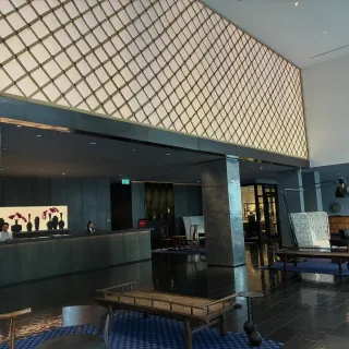 バンコクのサトーン地区にあるCOMOグループの老舗ホテル
コモ・メトロポリタン・バンコク。回りにはスコータイホテルやバニヤンツリー、ソフィテルソーなどの大型ホテルがあります。
COMOらしいスタイリッシュなデザインはもちろんのこと,このホテルの良さは、部屋がゆったりしていること。ハンドシャワー付のバスタブもあって子連れ旅にもおすすめです。毎朝のヨガクラスをはじめ,宿泊ゲストはジャグジー
やミストサウナも利用できて快適。
#comometropolitanbangkok
#bangkok
#loveandtravelpink
#コモメトロポリタンバンコク