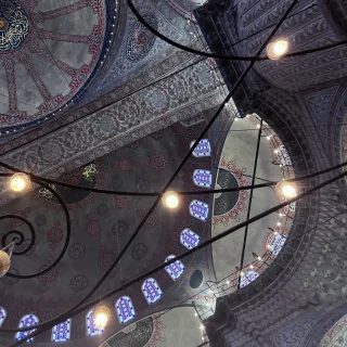 十数年ぶりのトルコ🇹🇷イスタンブール。ブルーモスクは変わらず美しかったけれど、とにかく観光客が凄いこと!アヤソフィアなど他の名所の入場料の値上がったこと!
それとなくドアの隅に魔除けのナザール・ボンジュウ。
そしてやっぱり街中は猫だらけ。
絵になる街角ばかり。
#turkey
#istanbul
#loveandtravelpink